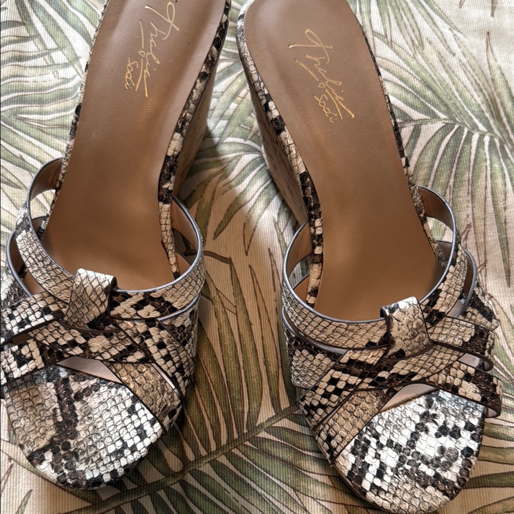 *EUC☀️Thalia Sodi Snake skin Wedge Sandals with Exotic Print